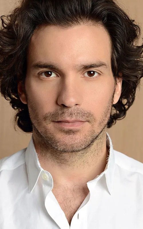 Santiago Cabrera