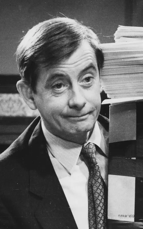 Derek Fowlds